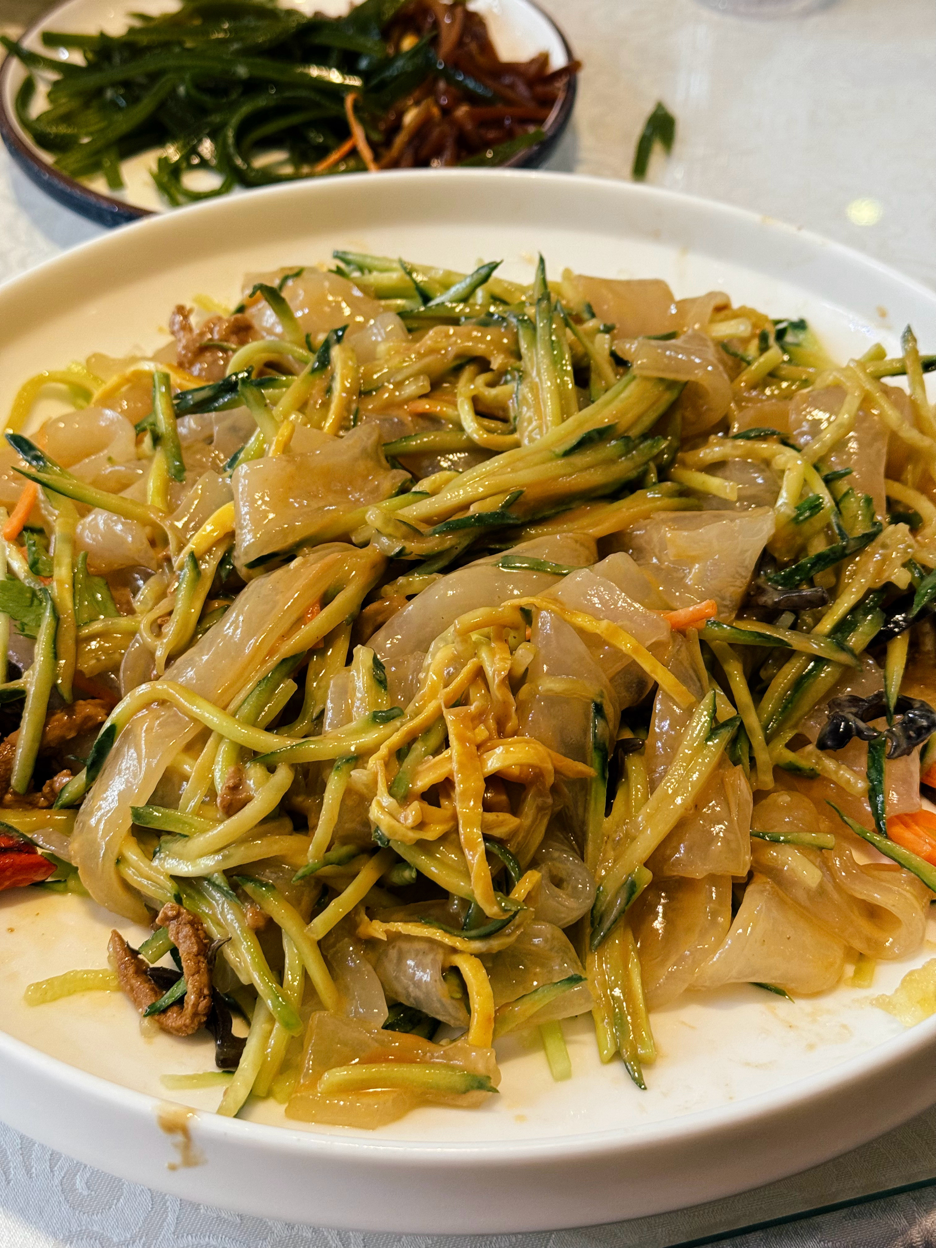 这量也忒大了……大拉皮6分，排骨5分，锅包肉9分，海肠捞饭8分吧