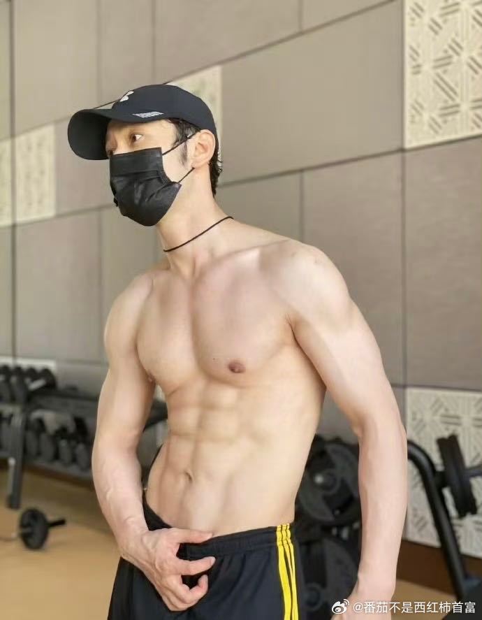 黄晓明好努力啊，58岁还答应会露腹肌，这中间得十几年的自律啊，还得是老牌艺人黄晓