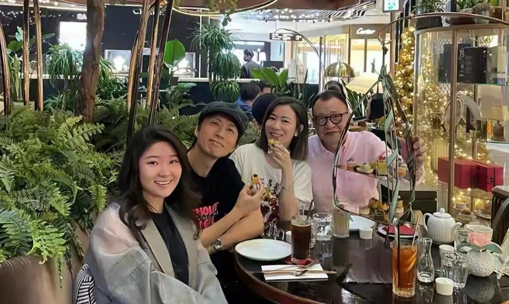 重组家庭最怕“偏心”二字,可许绍雄家偏偏反着来。继子一句“从没觉得妈偏心”直