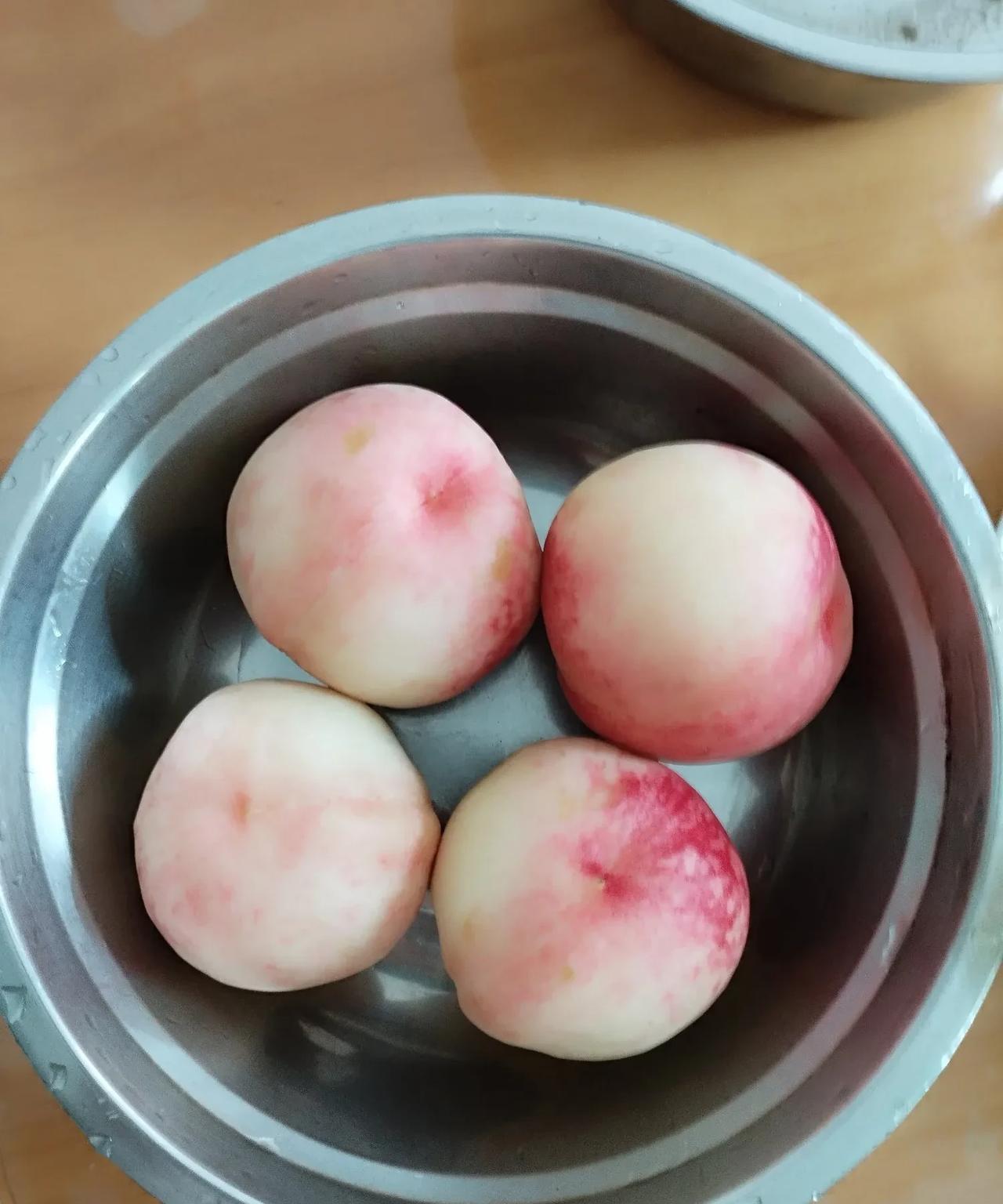有一个男孩子来学英语，面临两个问题：1.不会读单词。2.记不住单词。请不要