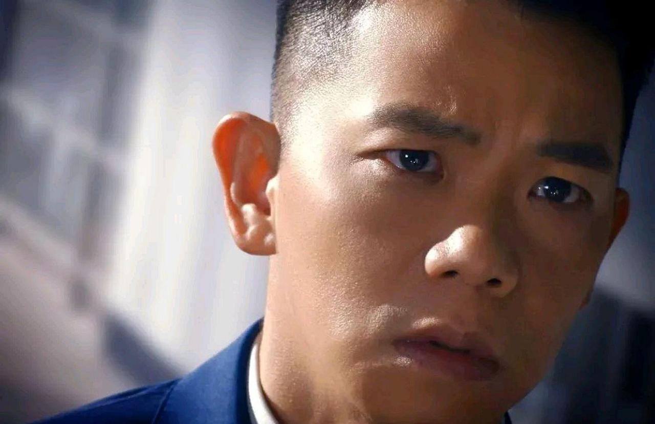 香港演员就挺多的，举个冷门的林子善。现在比起早年的屌丝气质完全消失。这哥们在星