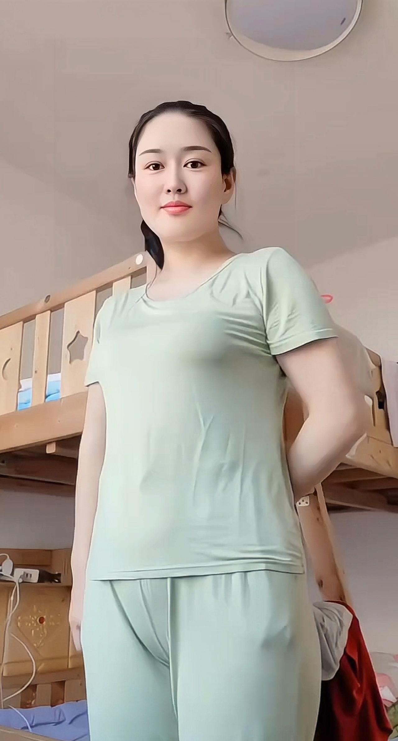 《学霸姐》在我们班里，有一位特殊的“学霸姐”。三年前，她与同胞弟弟同时考上大