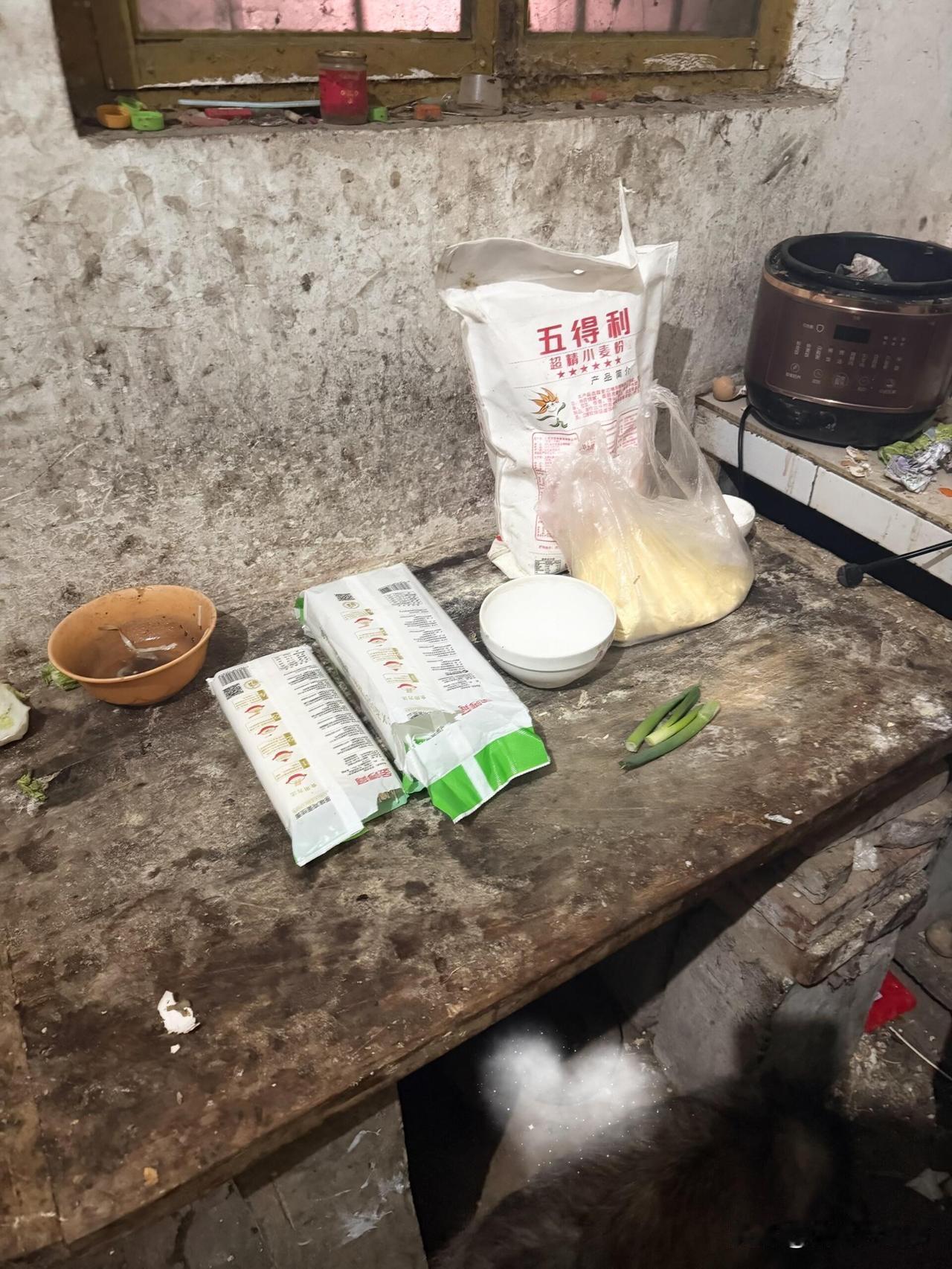 只觉得人老了真的很可怜……帮奶奶把做饭的地方简单收拾了一下，好多东西老人都舍不