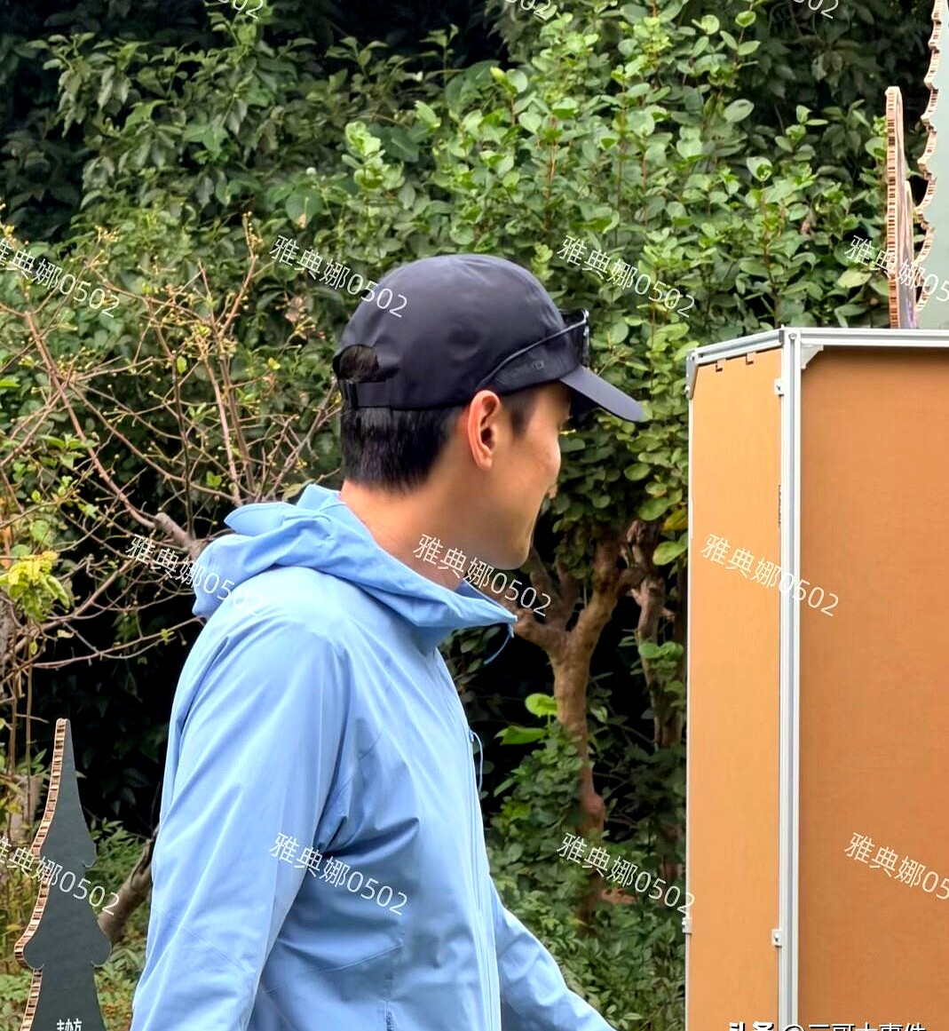 上海公园偶遇胡歌拍节目，现场生图一出来，瞬间戳破了多少人对男神的幻想网上天天吹神颜、棱角分明，真站在