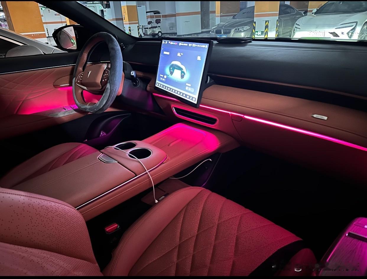 我算是看明白了，现在年轻人买车，眼光是独到。单位里02年的小姑娘，选车就冲着