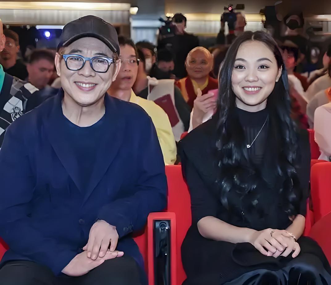 都说儿子似母，女儿似父，还别说，真是这样的。你仔细端详一番，李连杰女儿，有多么像