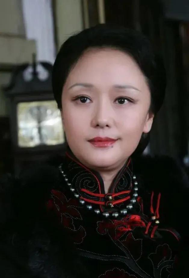 廖学秋，因饰演的角色被称为″东方第一寡妇”而闻名。现实中的她，25岁结婚后，因丈