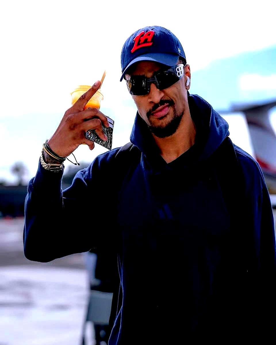 柯林斯把话挑明：我就想留在快船。可管理层算盘打得啪啪响，2658万的到期合