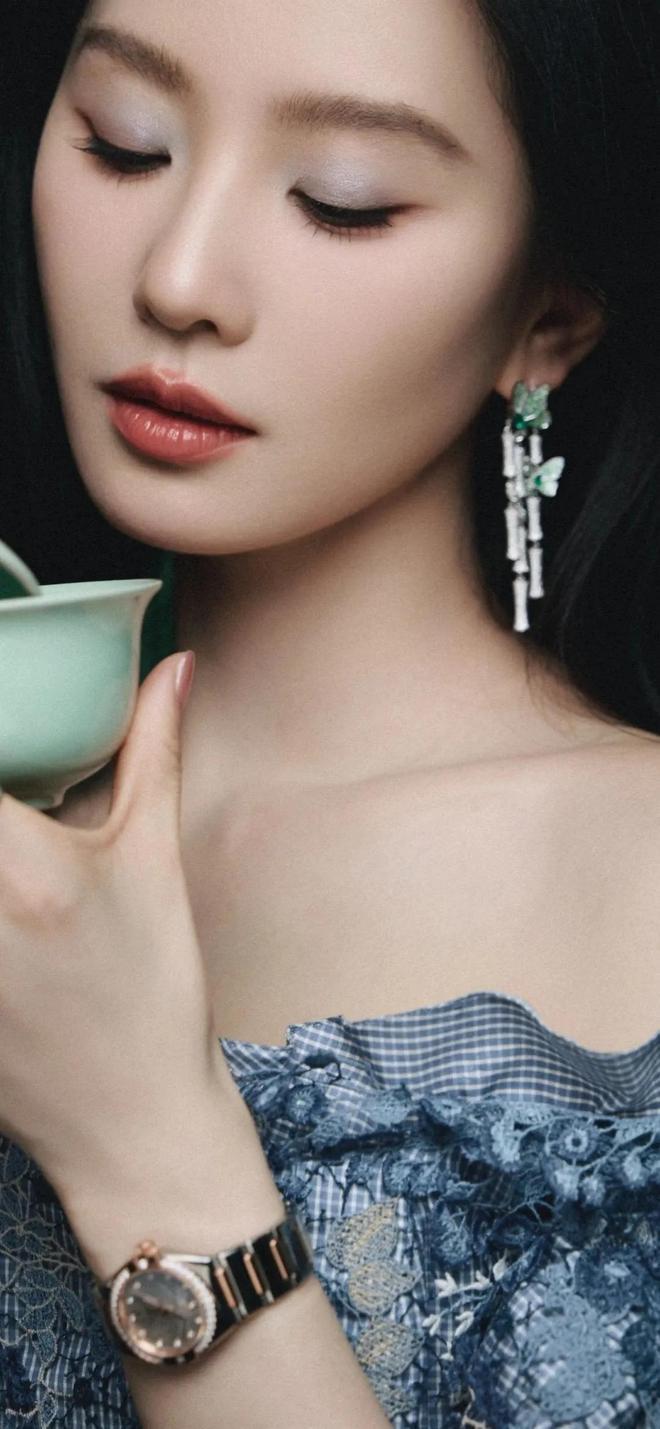镜头落处是她抬眼的瞬间，眼尾轻挑着浅淡柔光，瞳仁像浸了春夜的碎星，转眸时似有潋滟