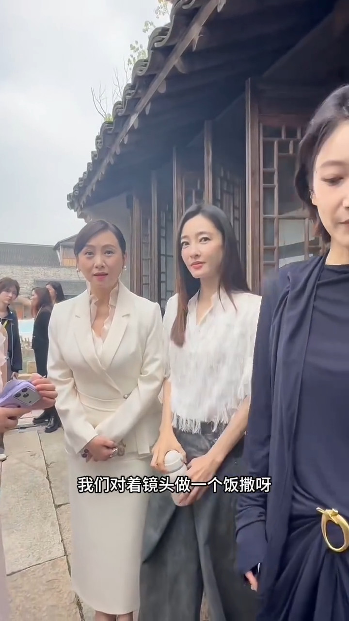 翁虹以为饭撒是犯傻翁虹也太真实可爱了！被要求对着镜头饭撒，她竟一脸认真地问“为什