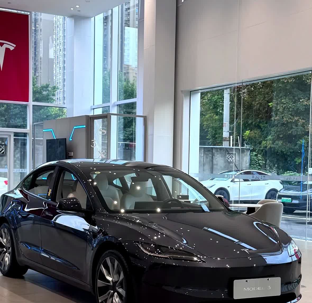30万买车，特斯拉真香还是真坑？同事阿斌上周提车，ModelY长续航版