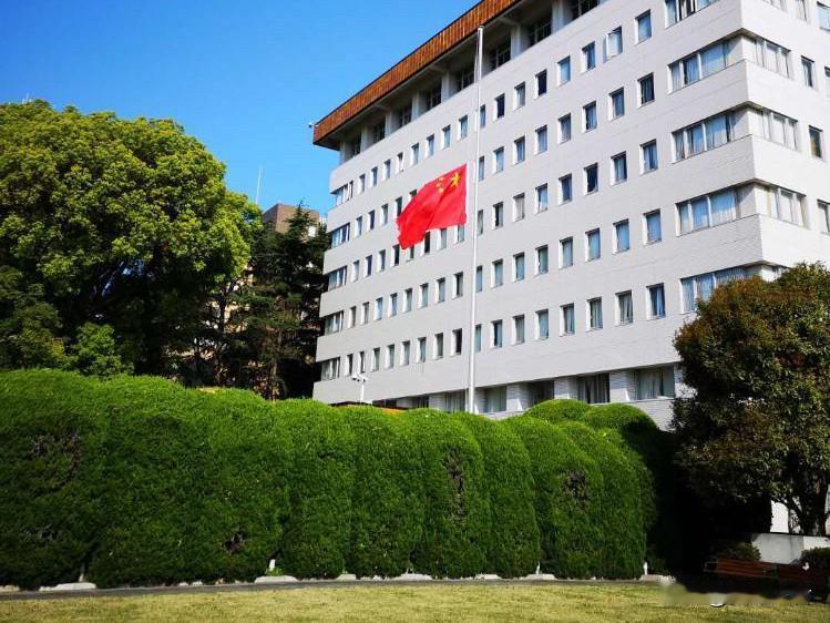 持刀翻墙闯进中国使馆，只给个解职就完了？一名日本陆上自卫队现役军官，携带刀具