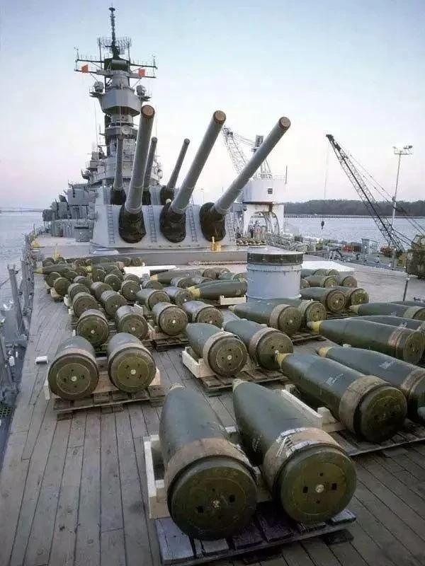 大炮巨舰时期，战列舰普遍采用橡木和胡桃木甲板，不仅起到隔热作用，而且还防滑。如果