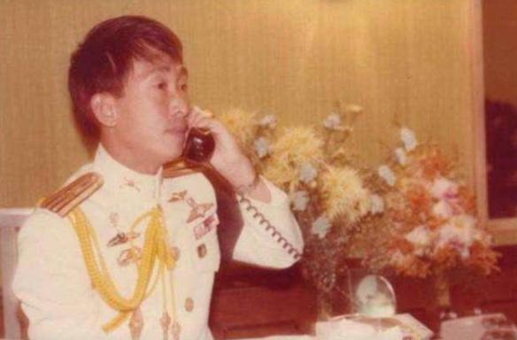 老国王曾遭遇车祸导致右眼失明,即使这样,他也清楚地看到诗丽吉王后的保镖情人矮小又