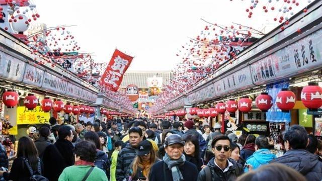 中国游客涌入日本，但出手不再阔绰，日媒彻底急了。2025年上半年，日本的访日外