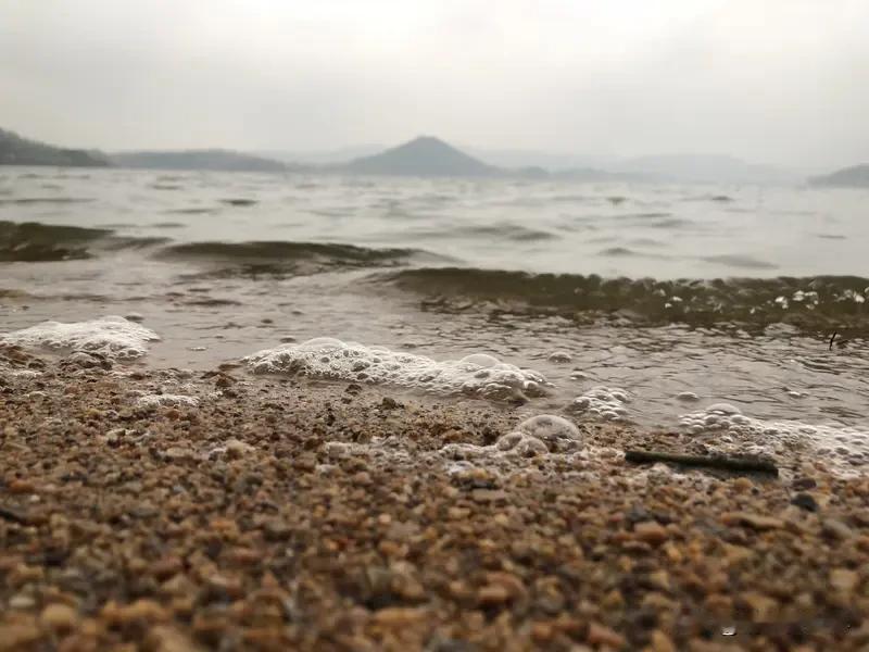 “水深不语，人稳不言”，我觉得这是一种很高级的处世智慧。很多人爱炫耀成就、争高