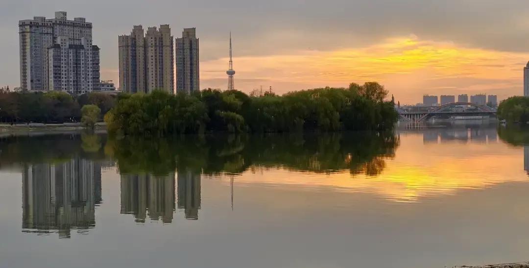 丈母娘炒完菜把锅刷得锃亮才肯上桌，我们喊破嗓子她也只回一句你们先吃。我数过，她