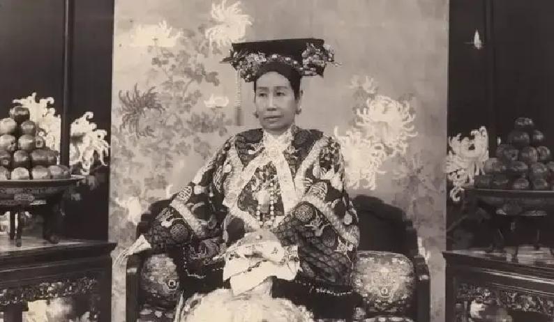 1906年，慈禧太后如厕后，一摸擦屁股的纸，竟然凉凉的，她直接将纸扔到了宫女的脸上，骂道：“没用的东