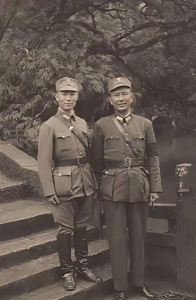 1944年，陈诚与白崇禧，留下了一张罕见的合影。镜头里的白崇禧手臂上缠着一圈醒目