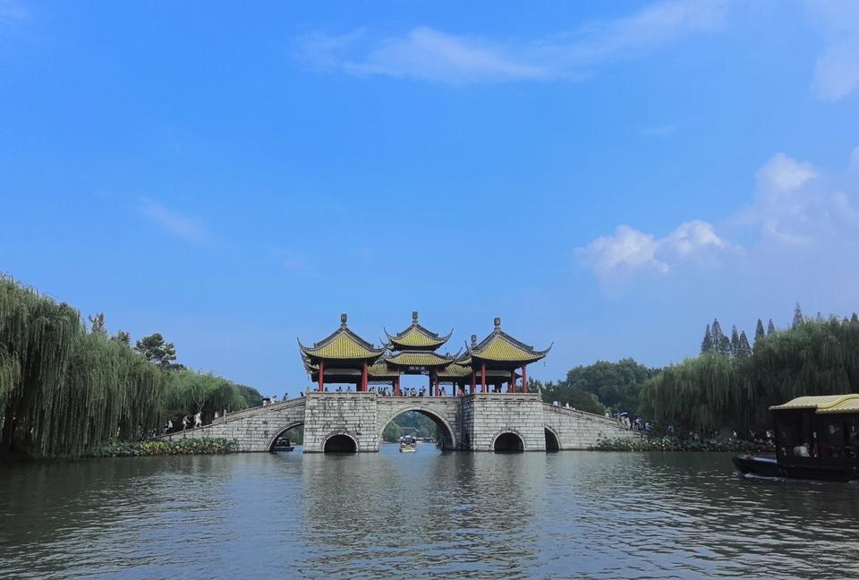 昨天在瘦西湖，我小小地，有些肉疼：门票100元一人，两人买票花了200元。我们