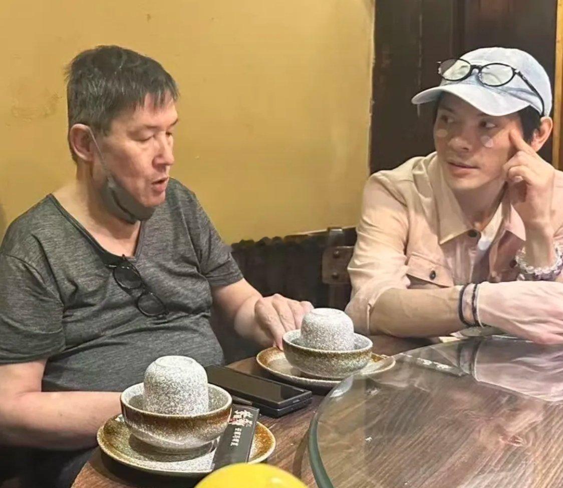 向佐又去台北看望老婆和岳父，一家10口人吃饭特别热闹。42岁郭碧婷没化妆坐在爸爸