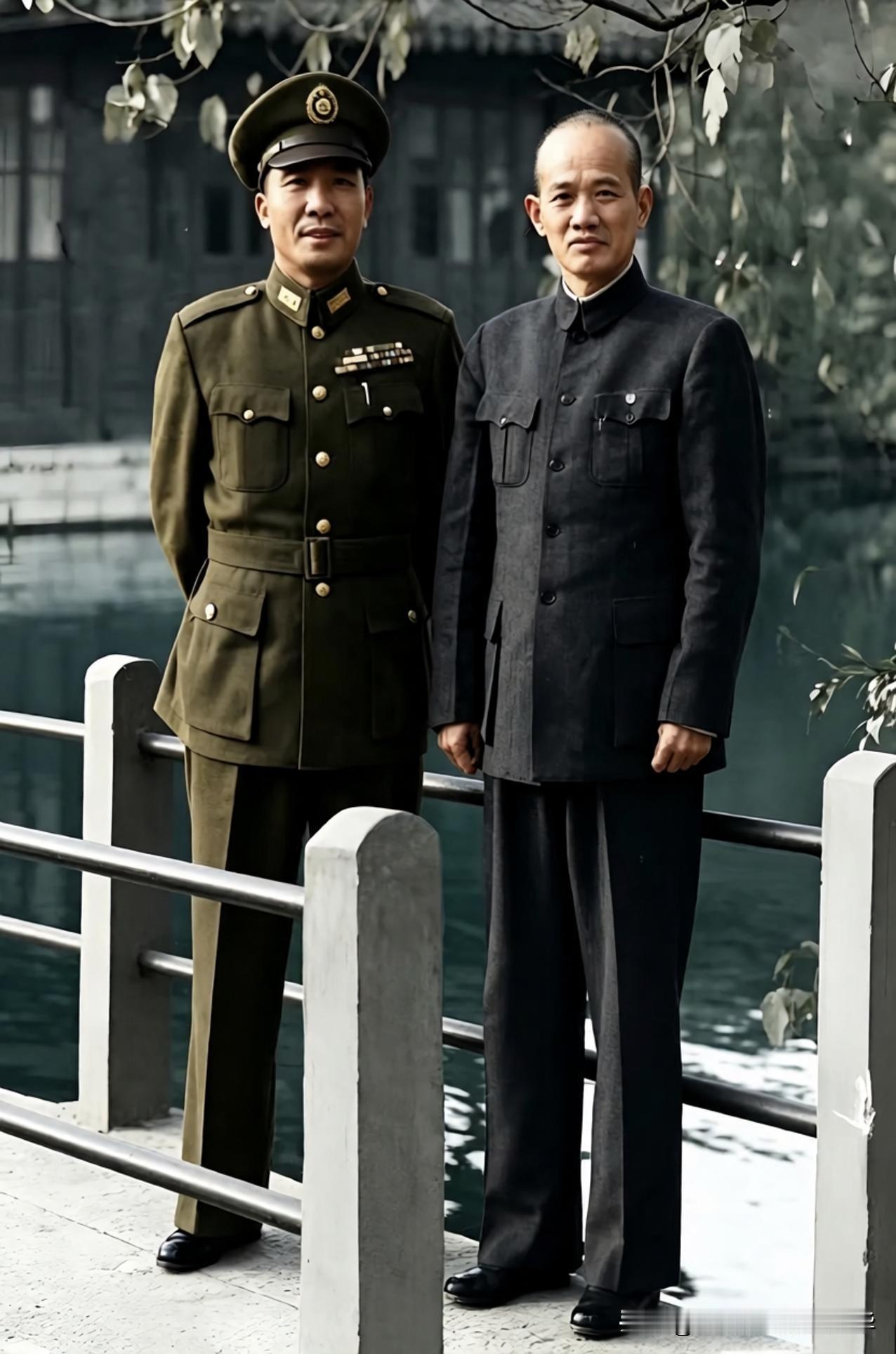 王耀武与俞济时：黄埔同窗，生死战友，晚年咫尺天涯这张照片中，穿军装为王耀武，