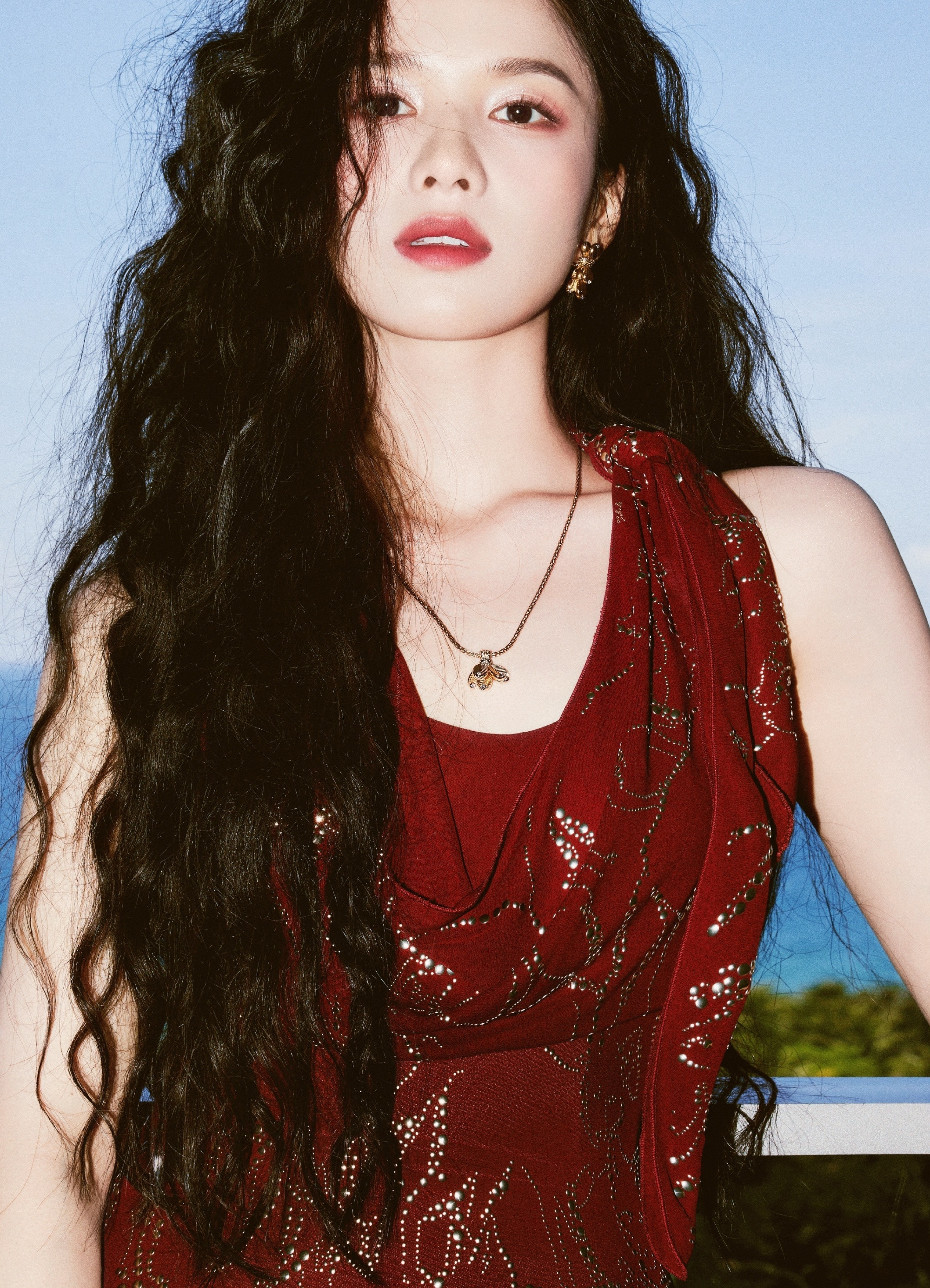 张婧仪红色开衫，美丽又优雅。张婧仪