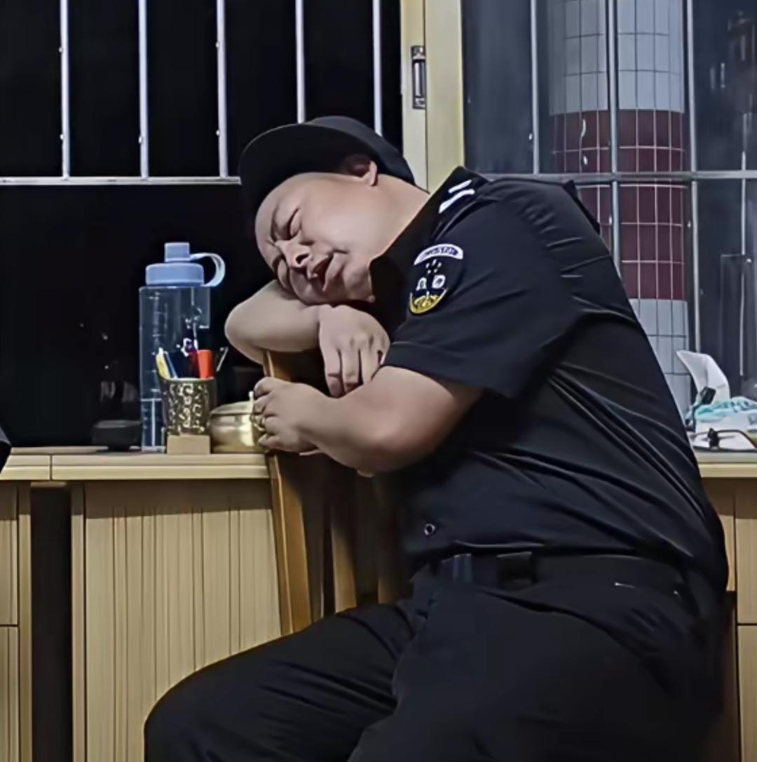 总有人说当保安工资低，一晚上值班12小时，现在的治安也好，熬不住就可以睡觉的。那
