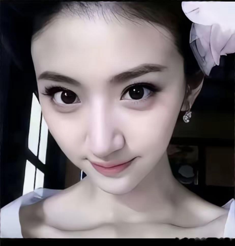 景甜的第一任男友，现在应该很心疼。回看景甜的感情经历，最让人唏嘘的，莫过于她的第