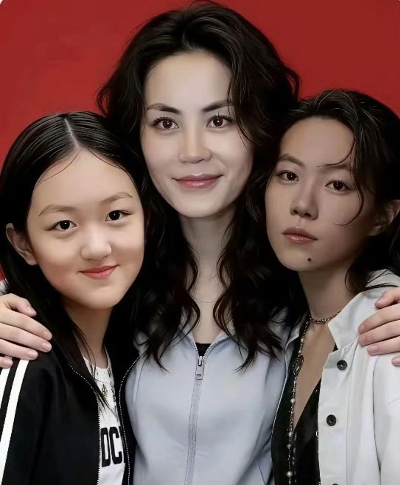 王菲这辈子最后悔的事情，不是和窦唯结婚，也不是和李亚鹏结婚，而是后悔没有生一