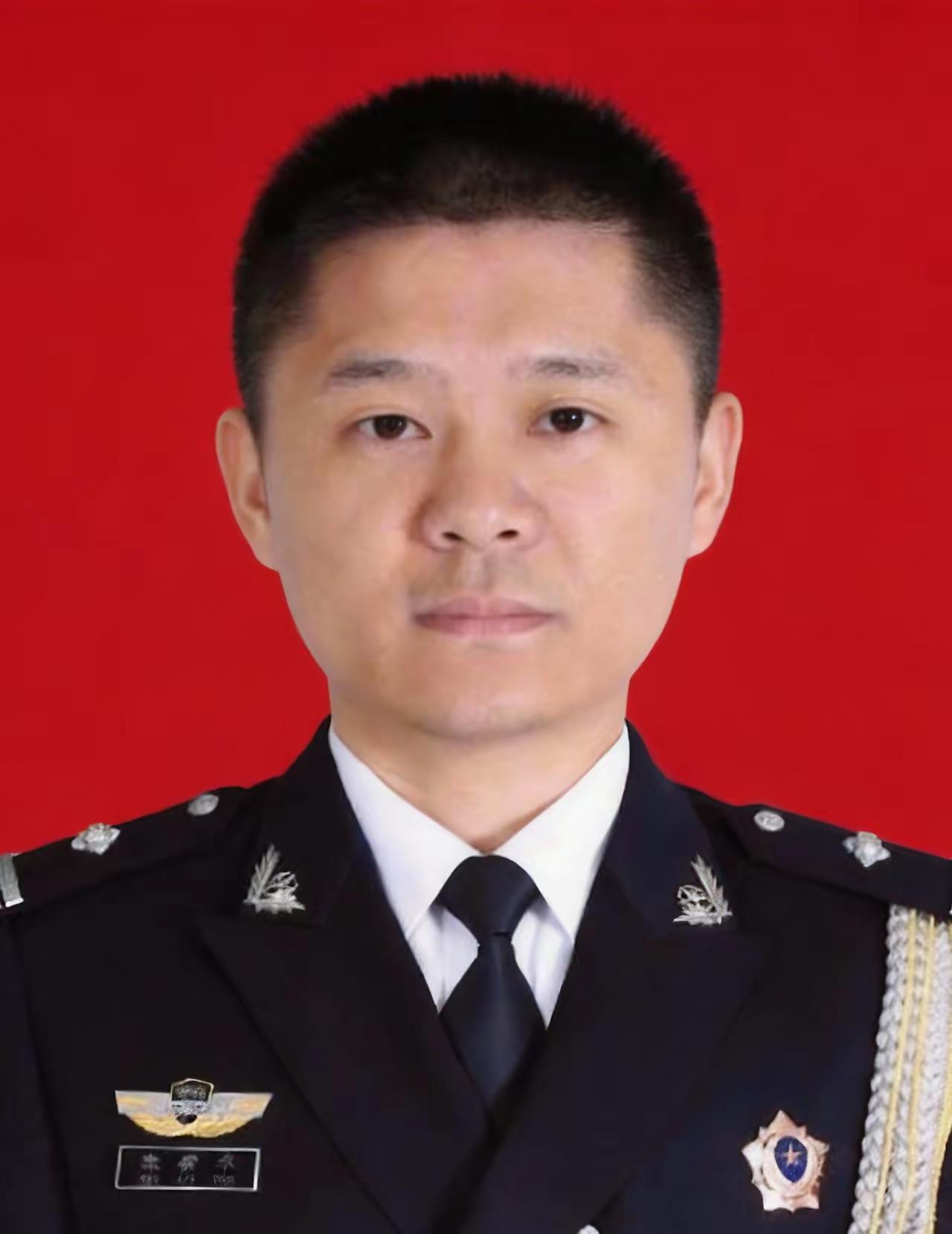 宋柳丰，1986年12月生，中共党员，浙江省嘉善县公安局西塘派出所所长、一级警长