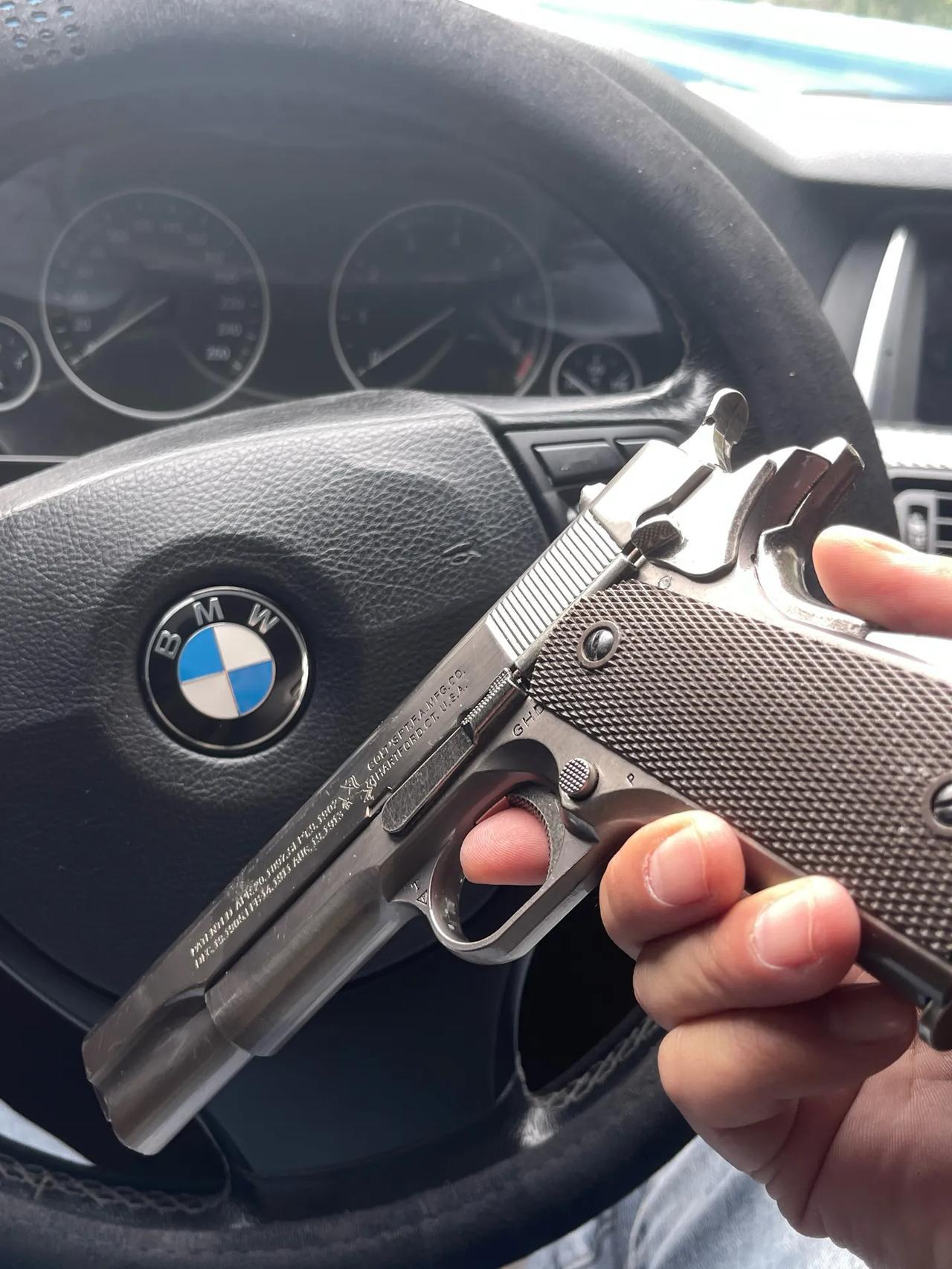 持枪在街上指挥交通[无奈吐舌]11月13日，福建惠安街头上，一戴帽子男子手持一把枪