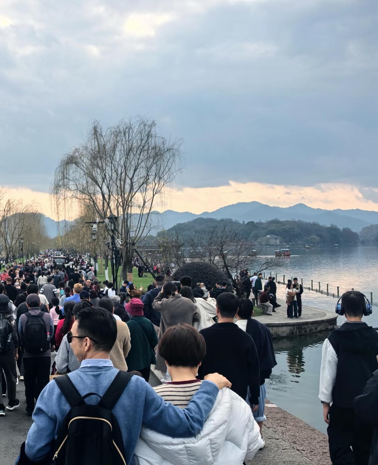 终于知道为什么说浙江人有钱了江苏浙江春节数据出炉，2026年春节假期旅游数据出