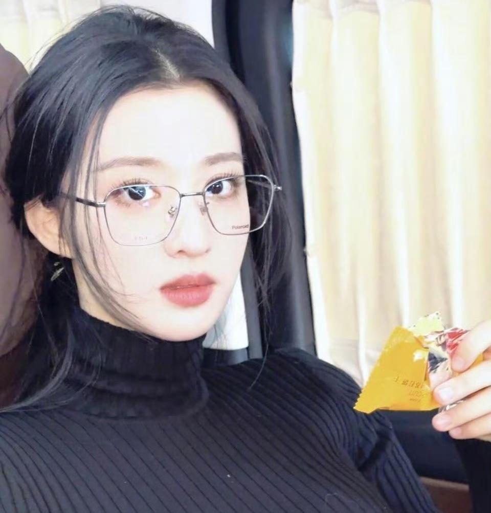 这么漂亮的女生居然是高度近视的，王楚然近日在采访中，自曝近视已升至700多度