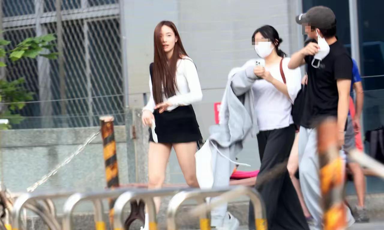 小S二女儿逛街被偶遇，穿白T黑短裤大长腿醒目，这一次身上没戴大S同款珠宝……这