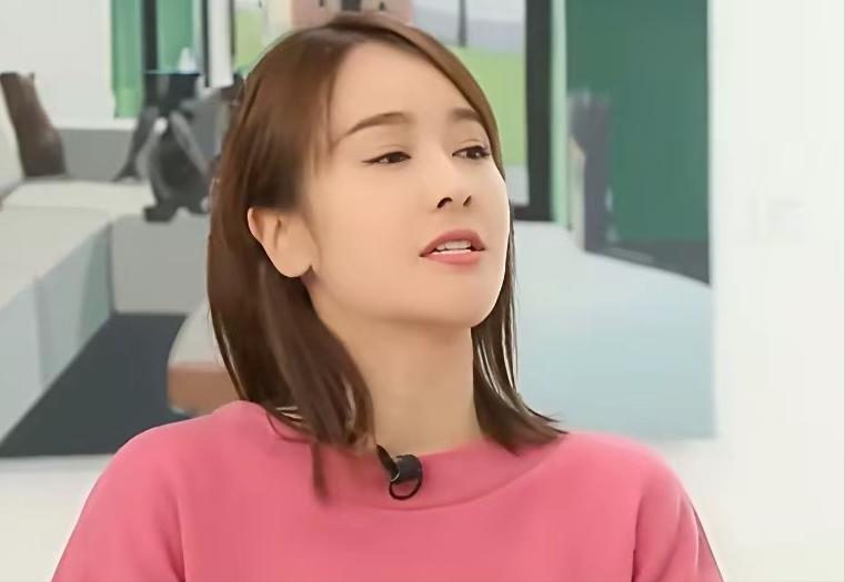 演员左小青说：“我前夫比我大将近20岁，他是个成功的商人，在那段婚姻里，他是