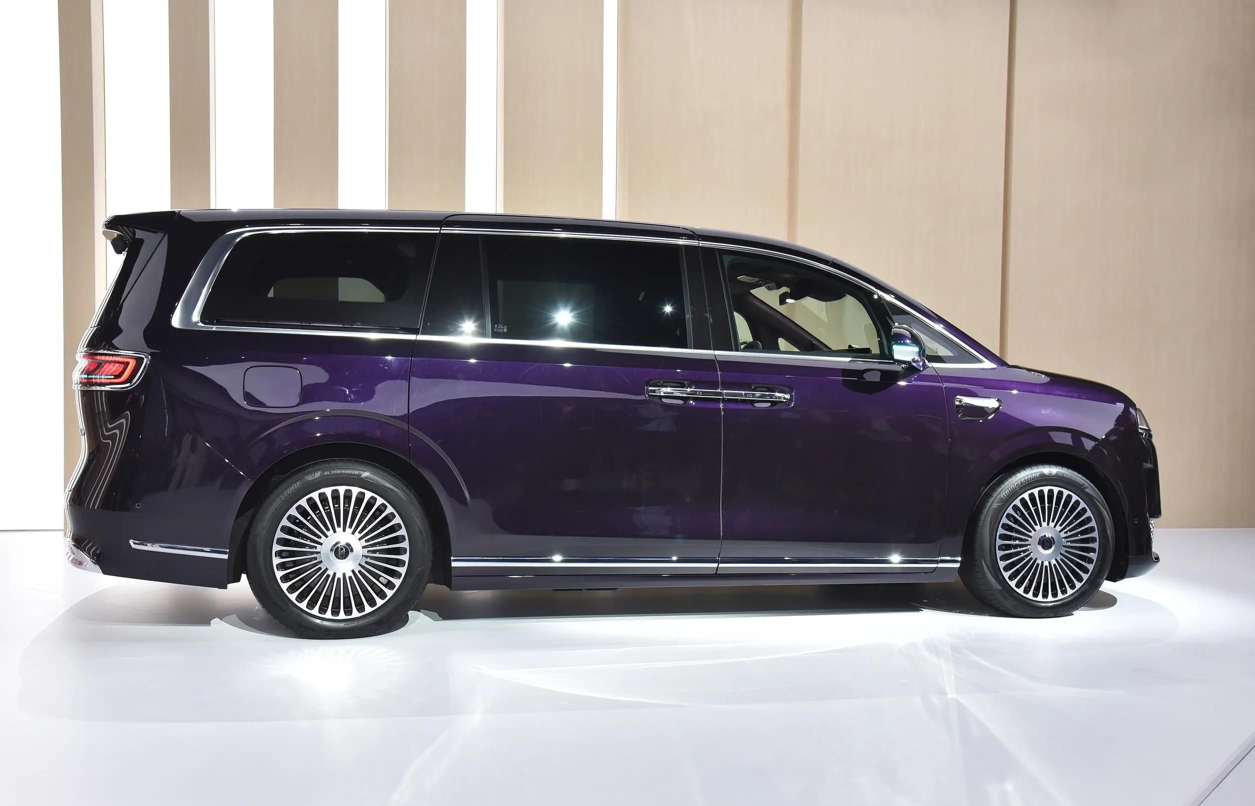 智界V9来了，MPV还是那个MPV吗？它真能不靠油、不靠老套路，就把空间玩明白？