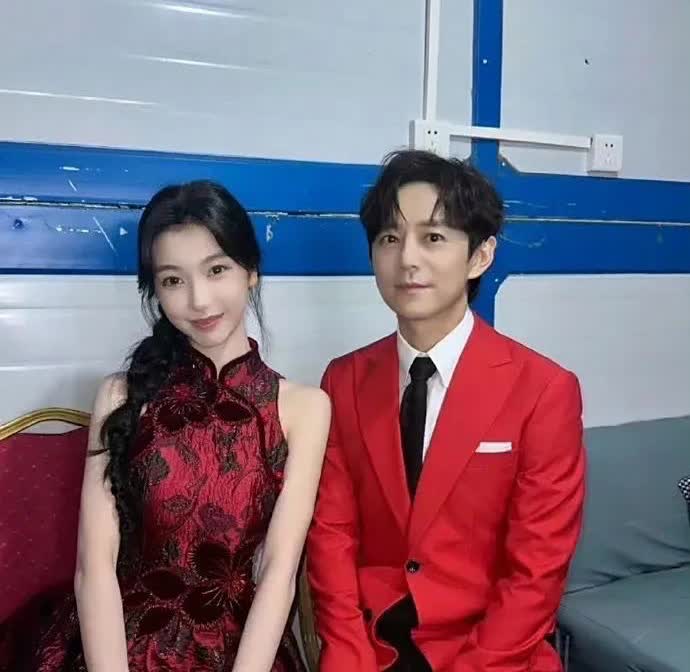 何炅还是蛮精明的，发现某个女星把自己的微信删了之后，他也是一直按兵不动，然后再找