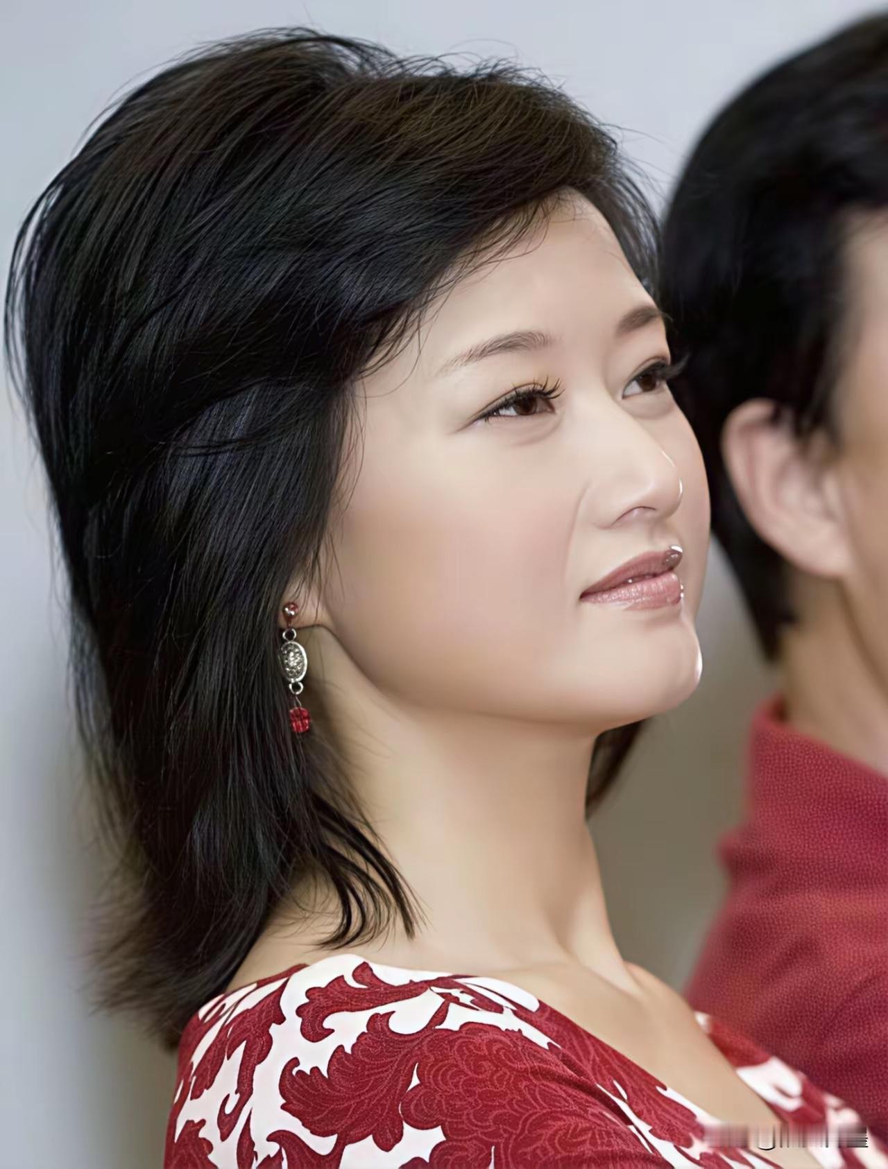 不接受任何反驳宋祖英的美才是“东方美女的天花板”…无论颜值、气质、气场还有给