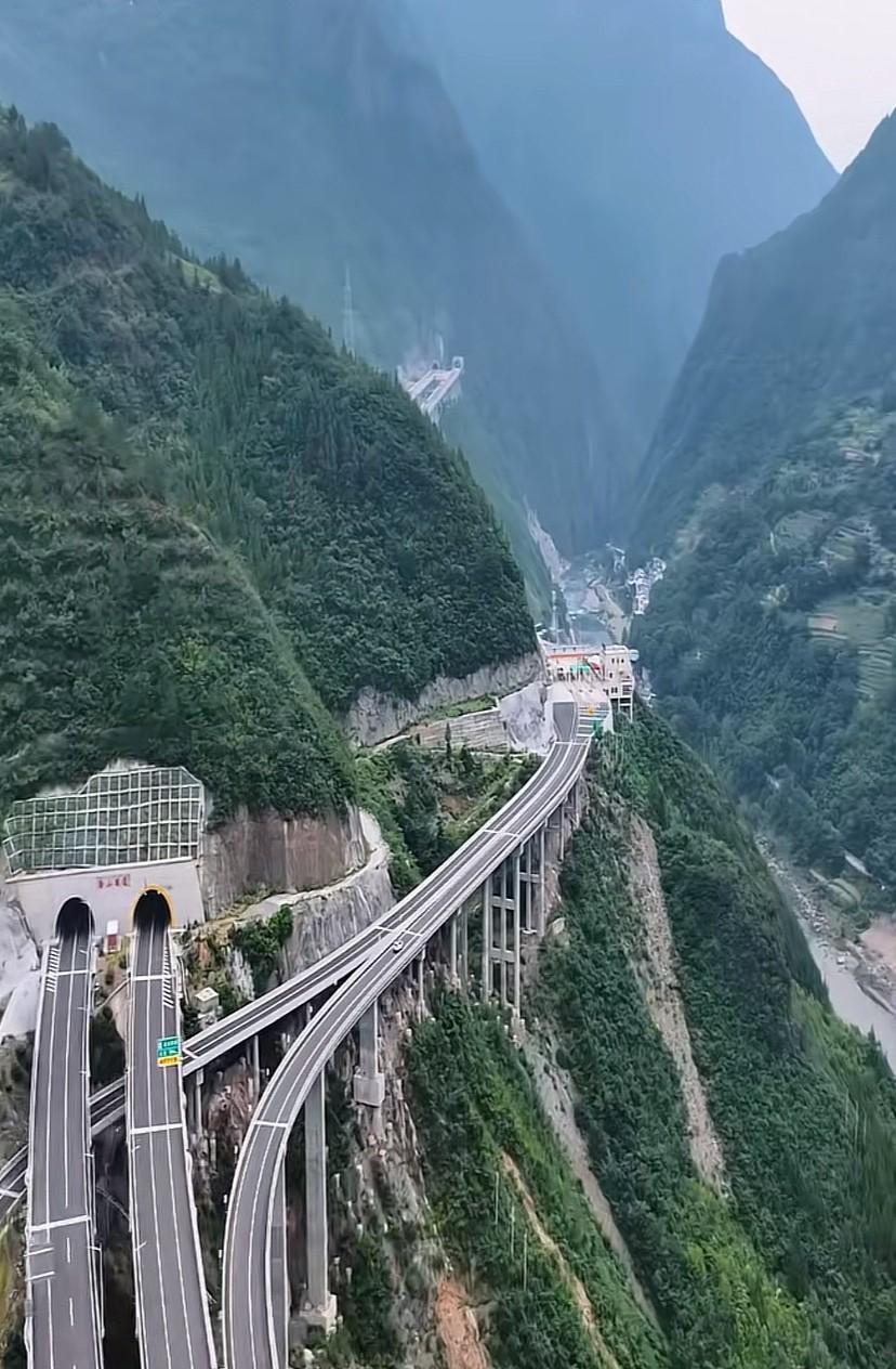 不愧是基建狂魔，这真是个大工程，从探测到设计，不得不佩服这一群“牛人”～