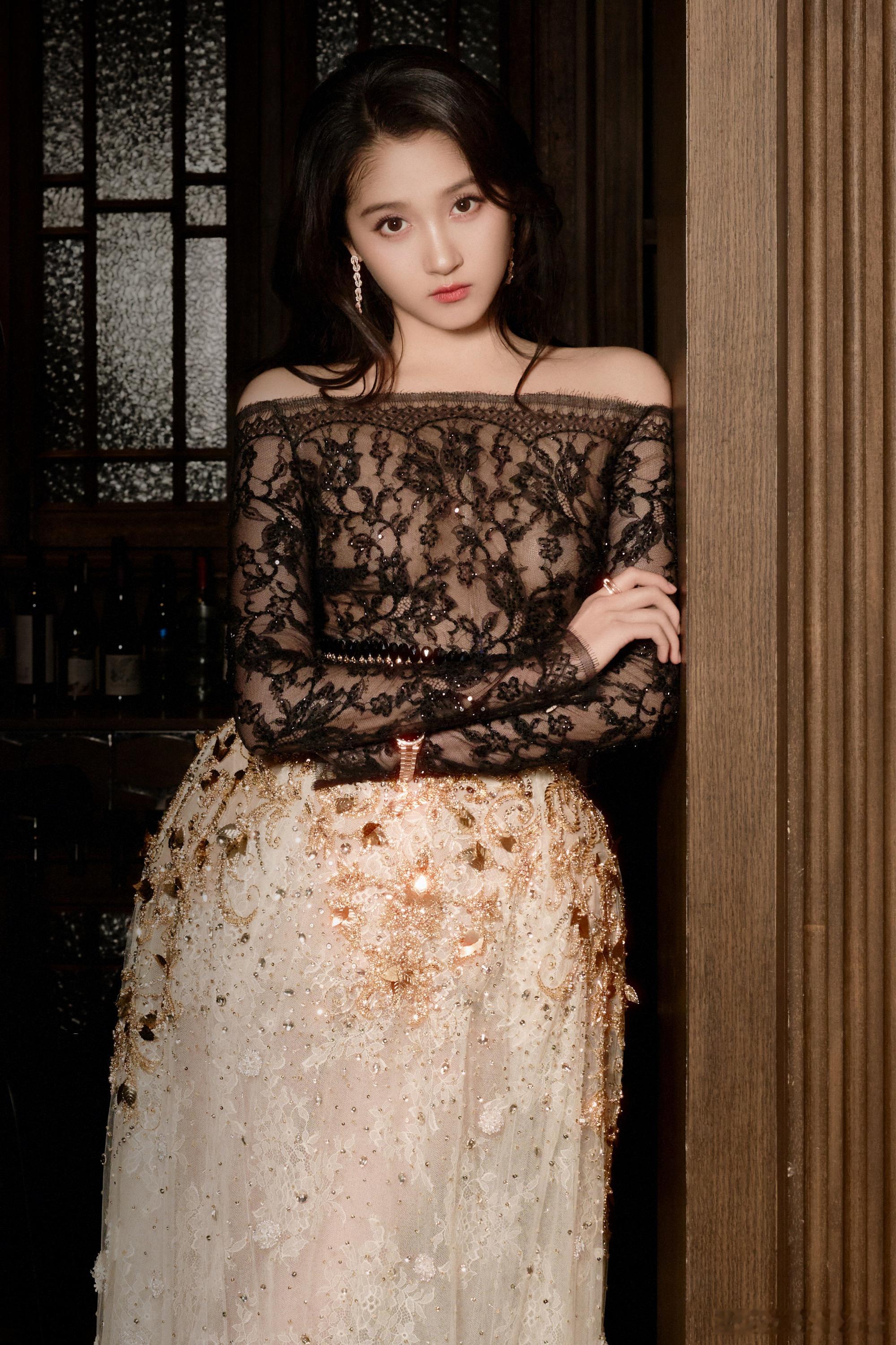 关晓彤50套高定关晓彤身穿GeorgeHobeika2025秋冬高定亮相跨