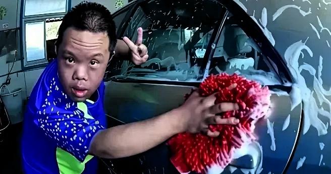触动了，深圳一家洗车行老板雇佣了16名脑瘫儿洗车，3年总收入高达120多万，却只