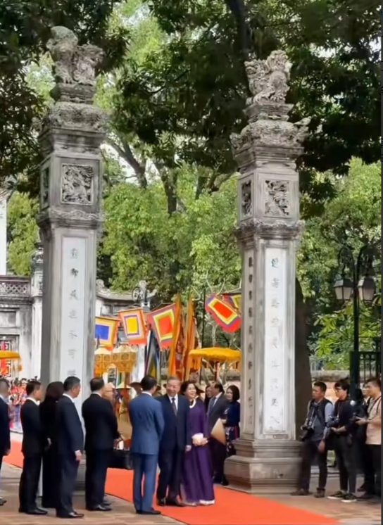 法总统参观越南汉文化寺庙，在越南有一个奇怪的现象，你说越南古代是中国的附属国，越