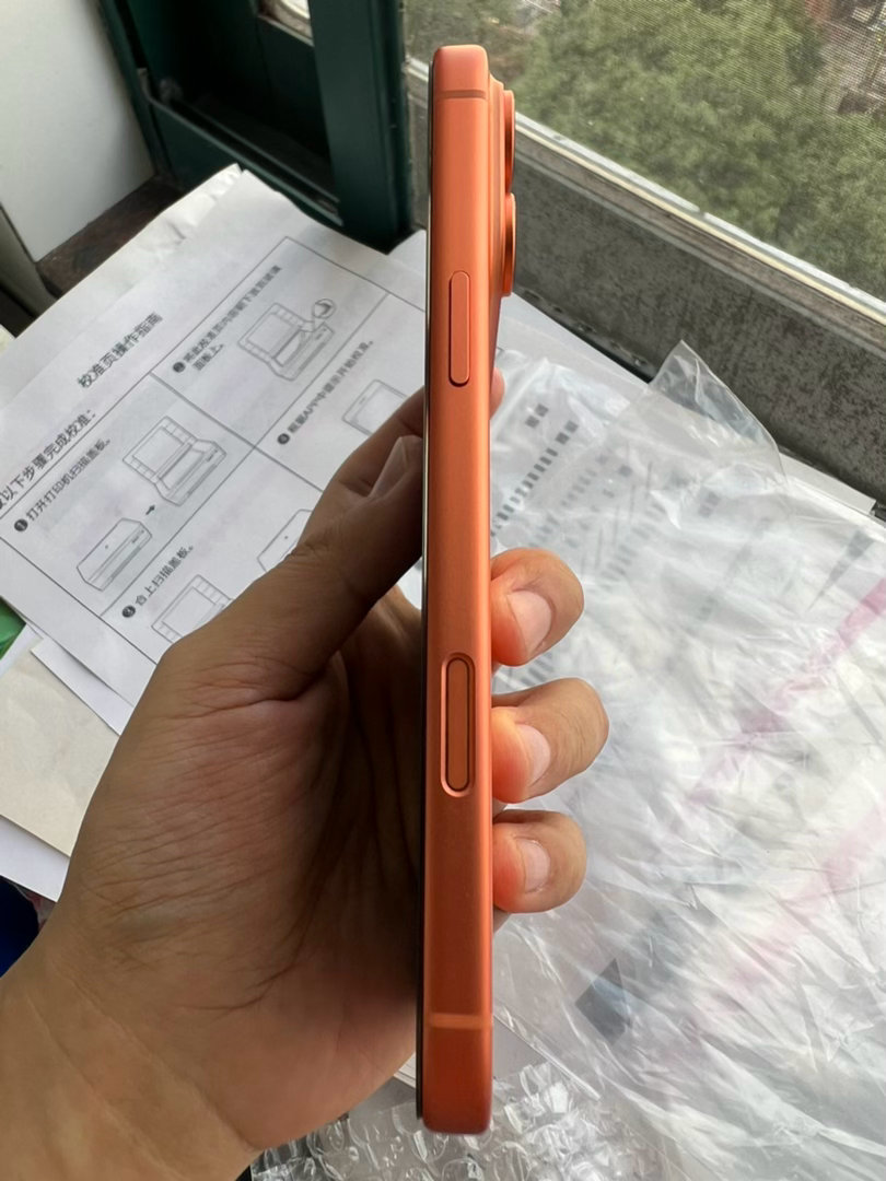 iPhone17ProMax256g，国行双卡，成色99新，电池99%，保修到明年3月18，全原全好