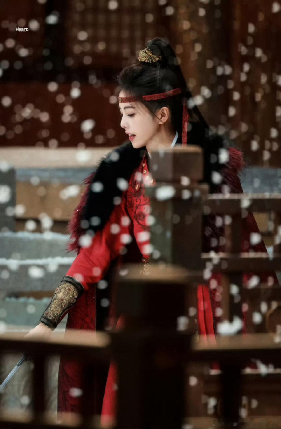 白鹿李佩仪审讯直拍白鹿在审讯戏里的爆发力和控制力结合得真好。收放自如，既保持了