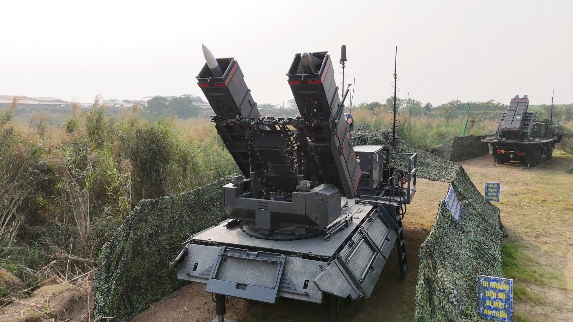 越南人民军展示以色列Spyder-SR防空系统的德比拦截弹和怪蛇5拦截弹。