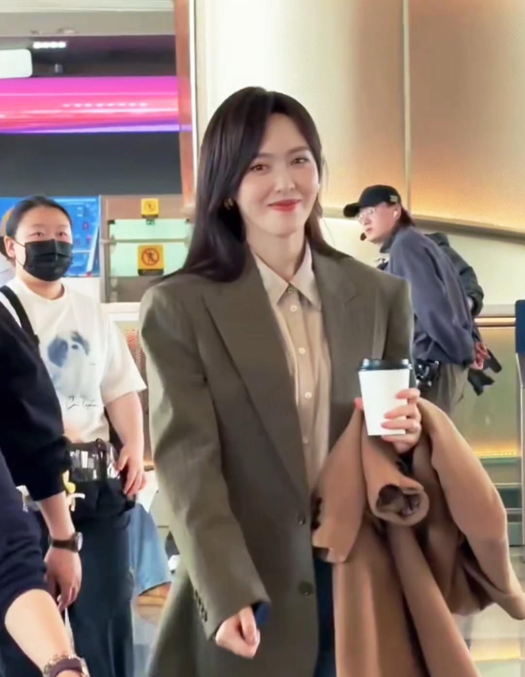 今天唐嫣在录制新剧的时候搭配的很有潇洒干练之美，看上去确实是很有职业丽人范儿。