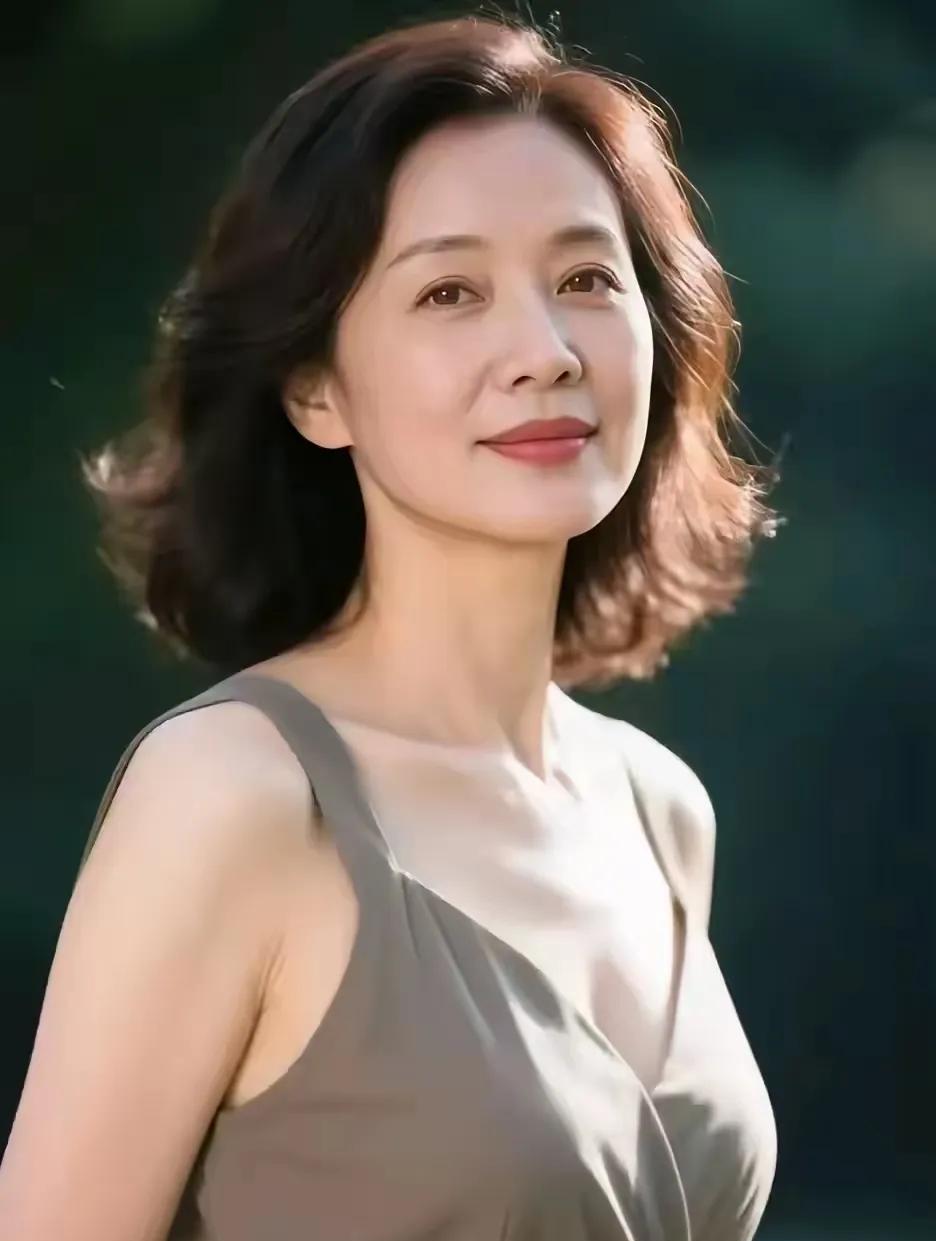 素衣丽人素衣清韵鬓风归，笑靥含露映夕晖。翠陌香袂融晚色，颦笑闲情梦忘机。