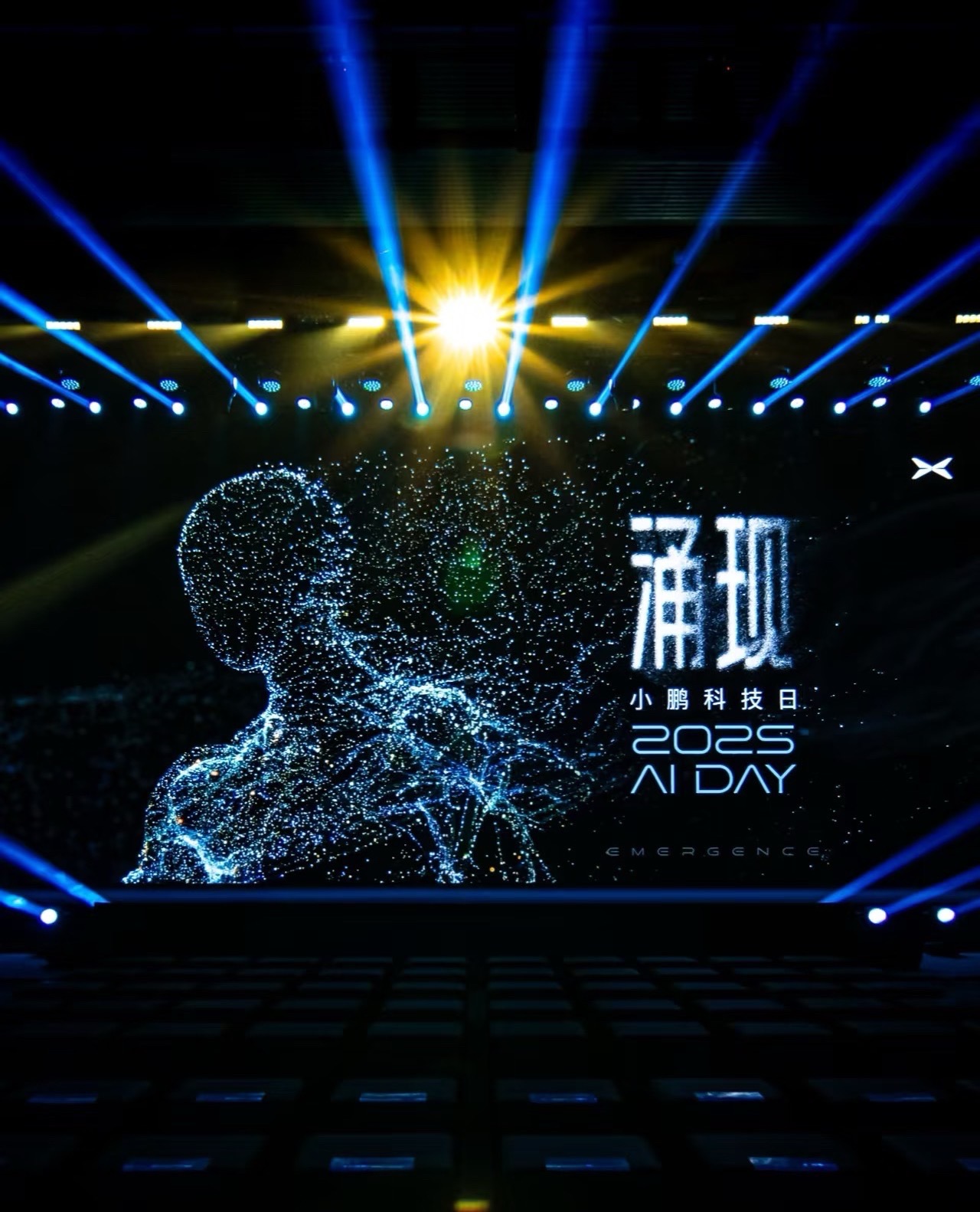 小鹏机器人的猫步为何引发小鹏机器人是真人假扮吗的热议？核心是小鹏机器人会走猫步太