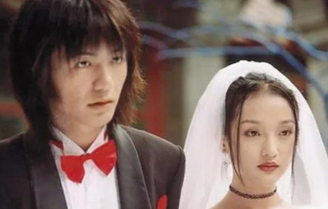 1999年，周迅正跟男友贾宏声在家看电视，突然电视里朴树脖子上的项链引起了贾宏声